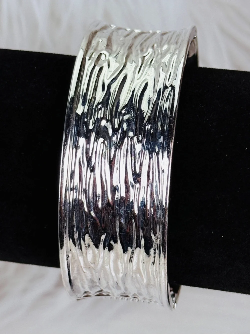 Vintage Textured Silvertone Hinged Bangle Bracelet